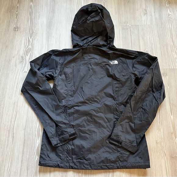 the north face - womens windbreaker - Picture 2 of 6